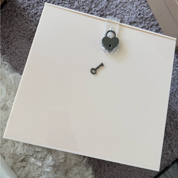 BRAND NEW: Acrylic card box with heart lock and keys - Picture 3 of 9